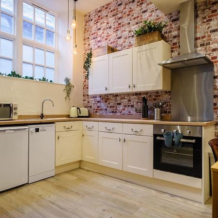 Flat 2, The Old Antiques Warehouse - Free Off-Site Health Club Access With Pool, Sauna, Steam Room & Gym Bowness-on-Windermere Exterior photo